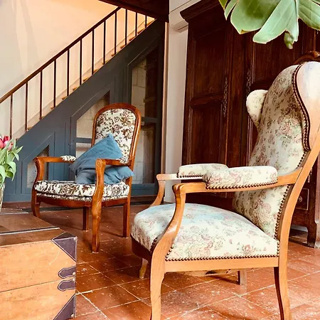 Oda ve Kahvaltı 47 Les Chimeres